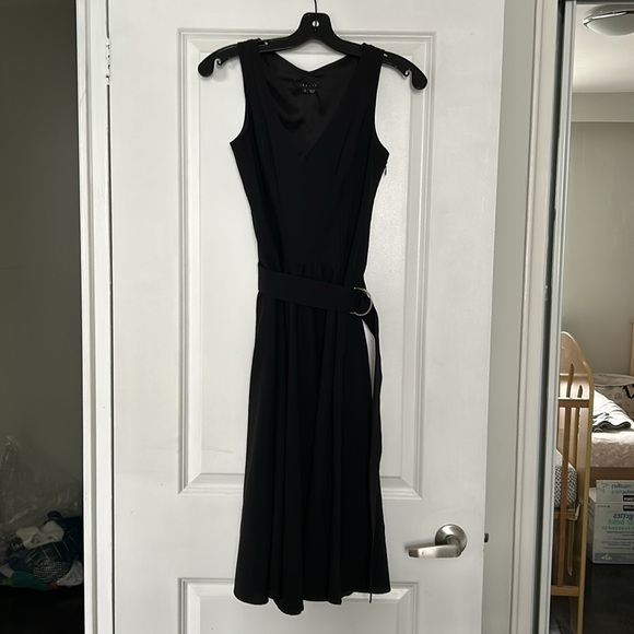 Theory Sleeveless V neck Flared Black Midi Dress with Buckle belt Size 2 - Picture 2 of 8